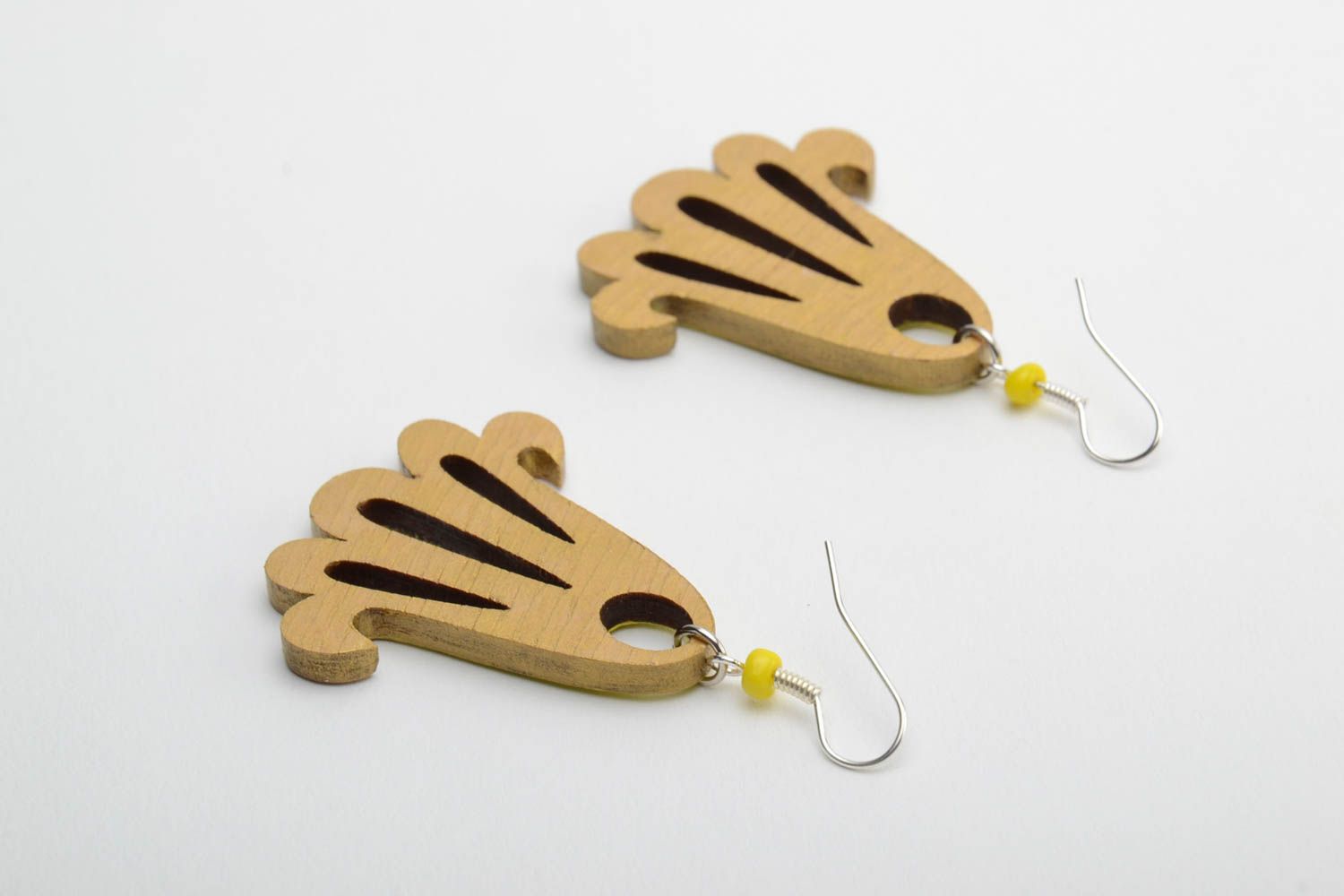 Boucles d'oreilles artisanales de bois faites main jaunes ajourées Fleurs photo 4