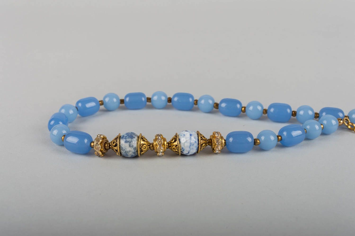 Schöne blaue feine elegante handgemachte Halskette aus Natursteinen Nephrit foto 4