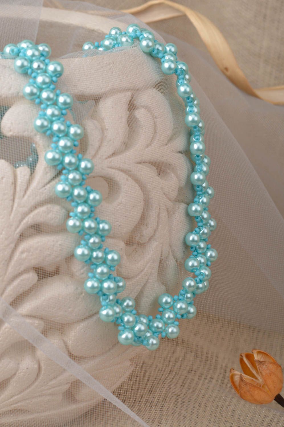 Collier en perles de rocailles et fausses perles bleu clair fait main de design photo 1