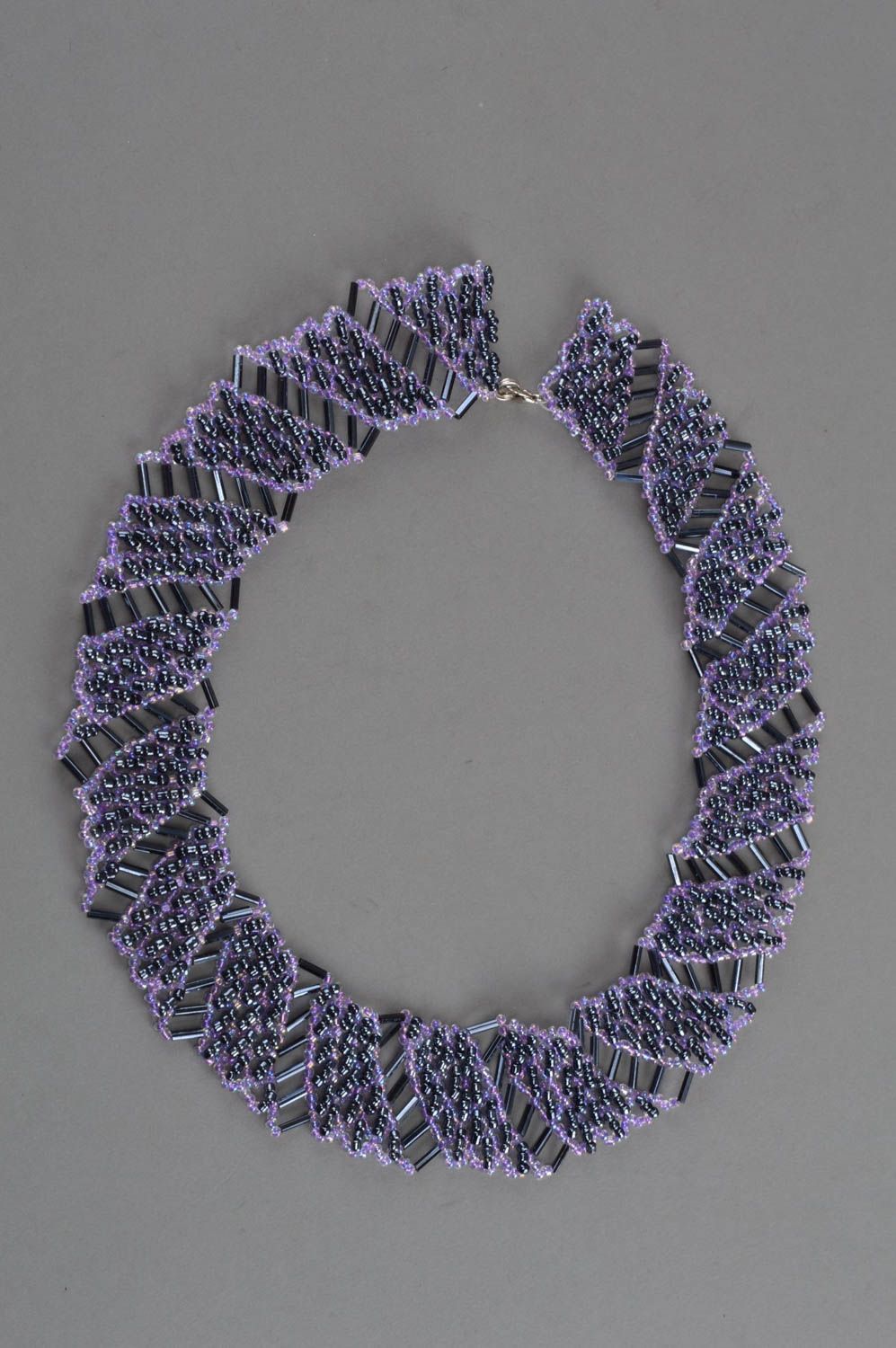 Ожерелье из бисера ручной работы авторское красивое со стеклярусом Сирень фото 3