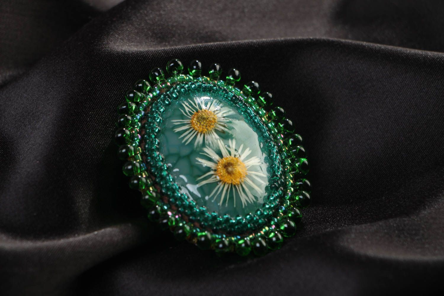 Broche en agate et perles de rocaille faite main verte avec camomilles photo 1