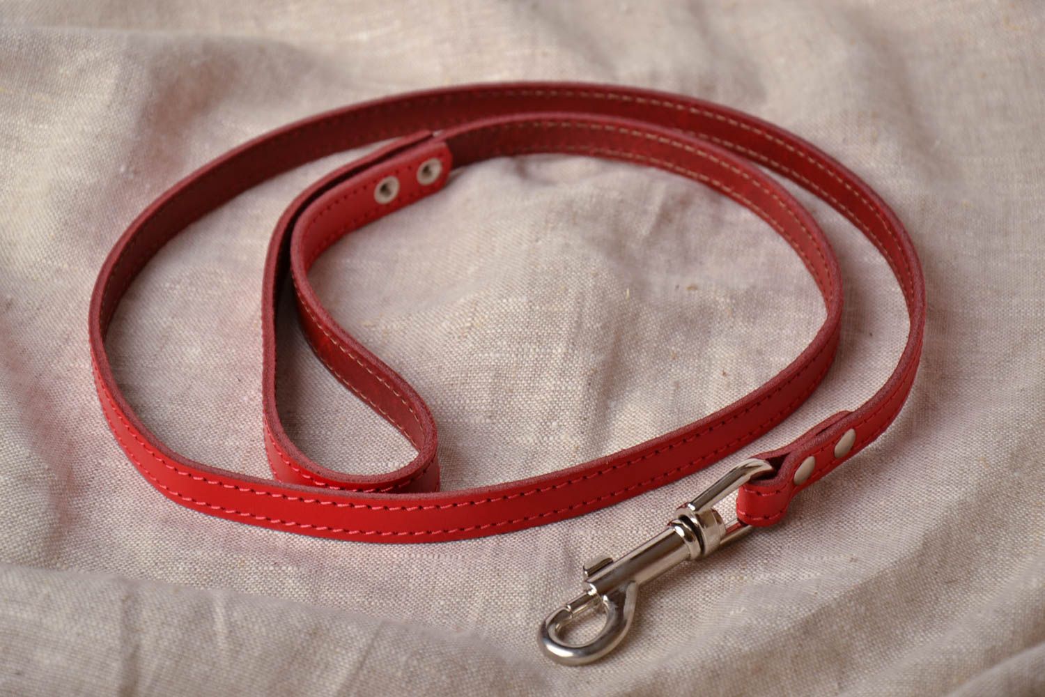 Red leather dog leash photo 1
