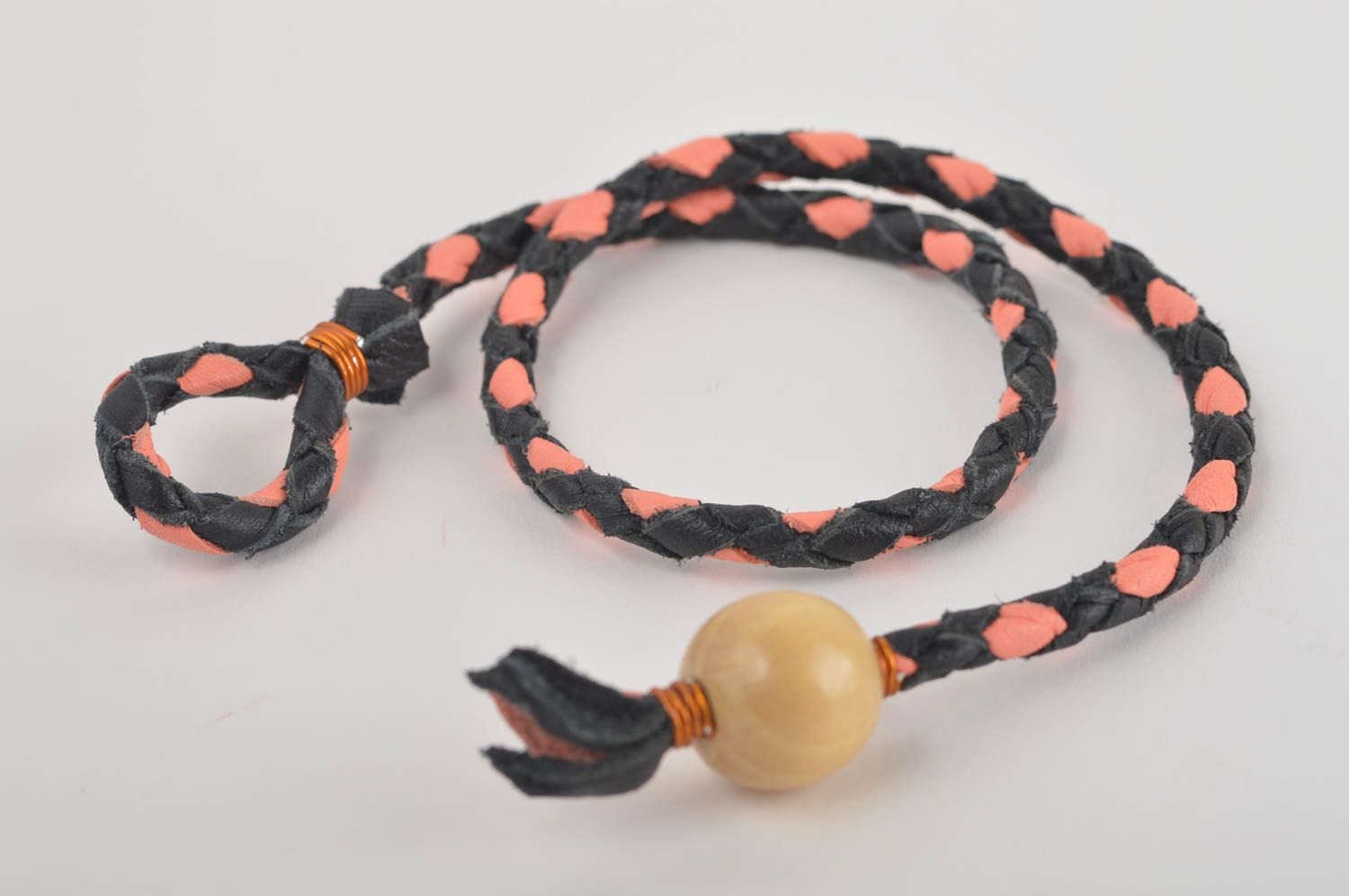 Bracelet cuir Bijou fait main noir rose avec perle en bois Accessoire femme photo 5