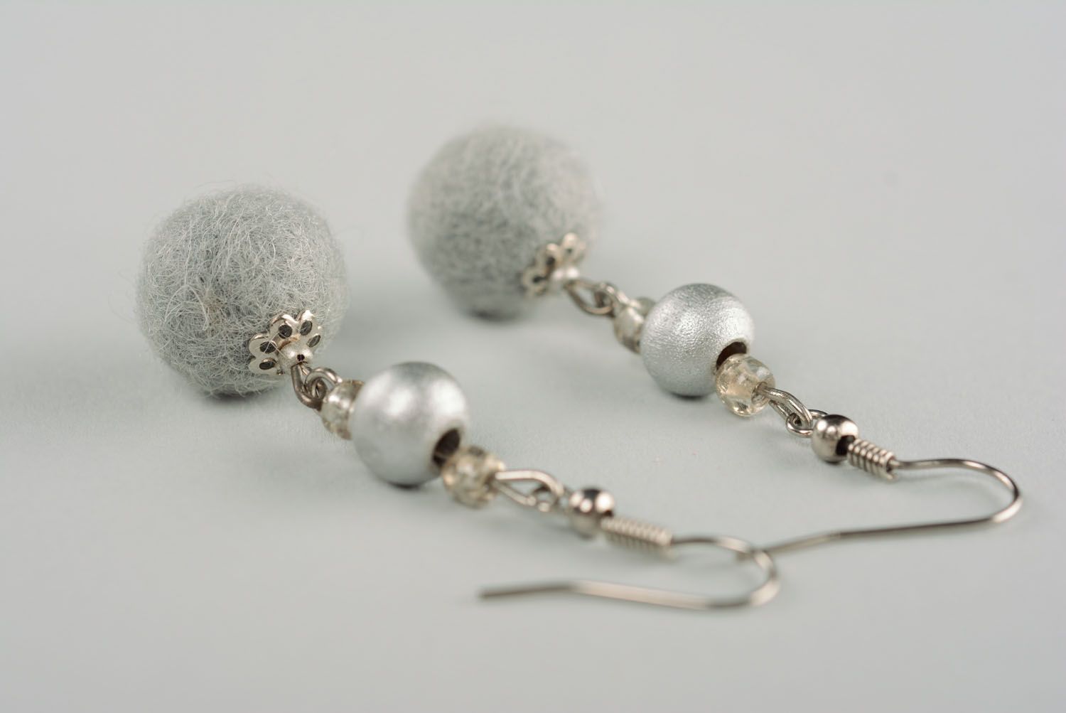 Boucles d'oreilles en perles de feutre grises  photo 3
