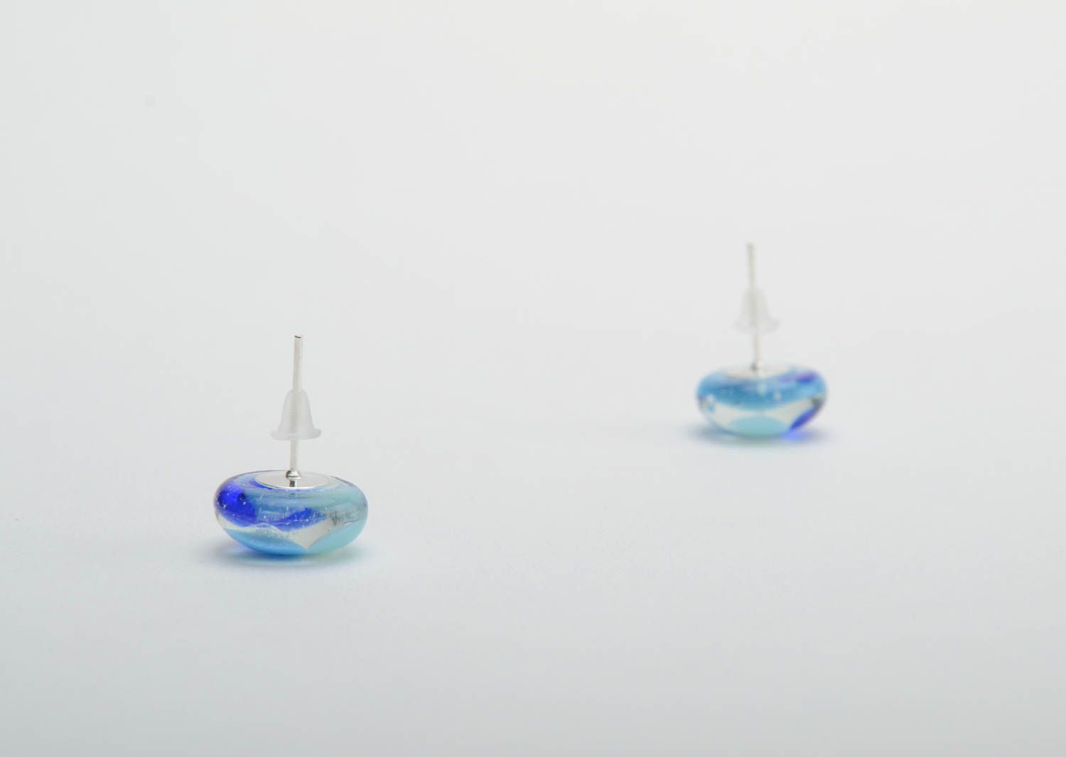 Kleine schöne grelle blaue Ohrstecker aus Glas Fusing Technik handmade Schmuck foto 4