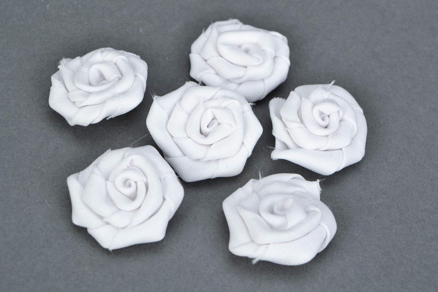 Набор роз из ткани 6 штук белых ручной работы заготовки под брошь или заколку фото 1