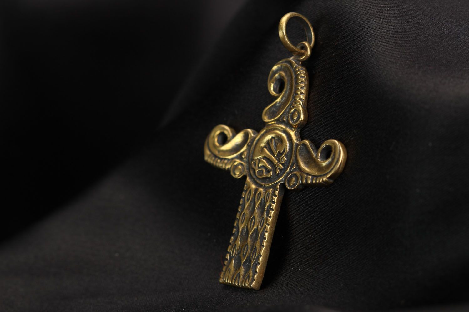 Pendentif croix scythique en bronze fait main photo 2