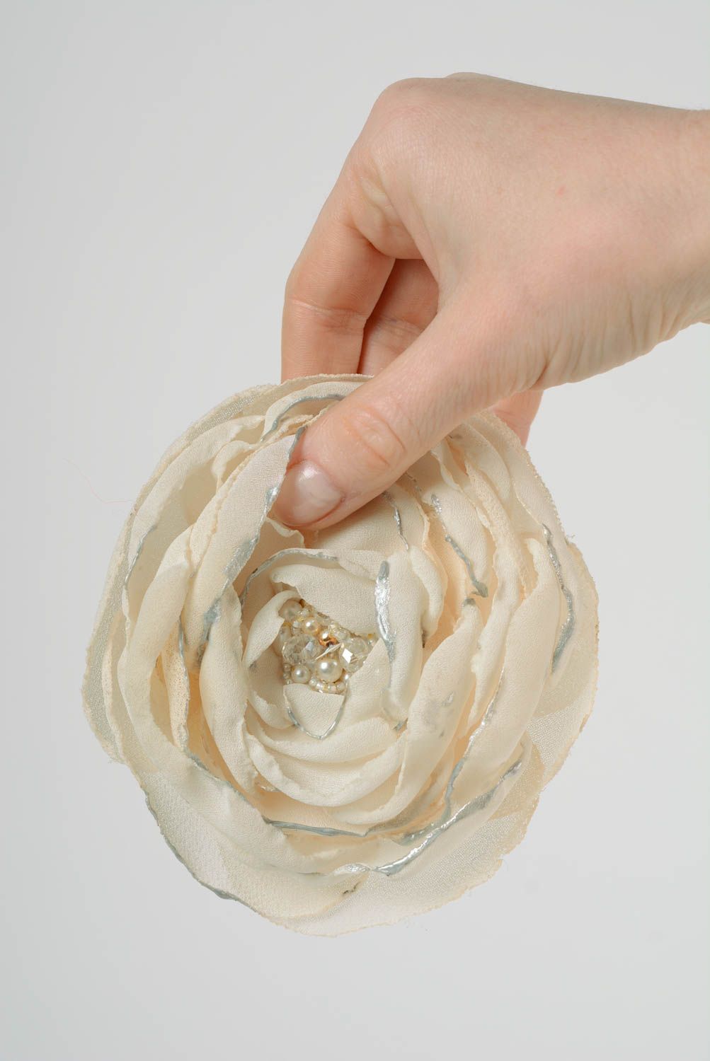Grande broche fleur en mousseline de soie faite main blanche design délicat photo 3