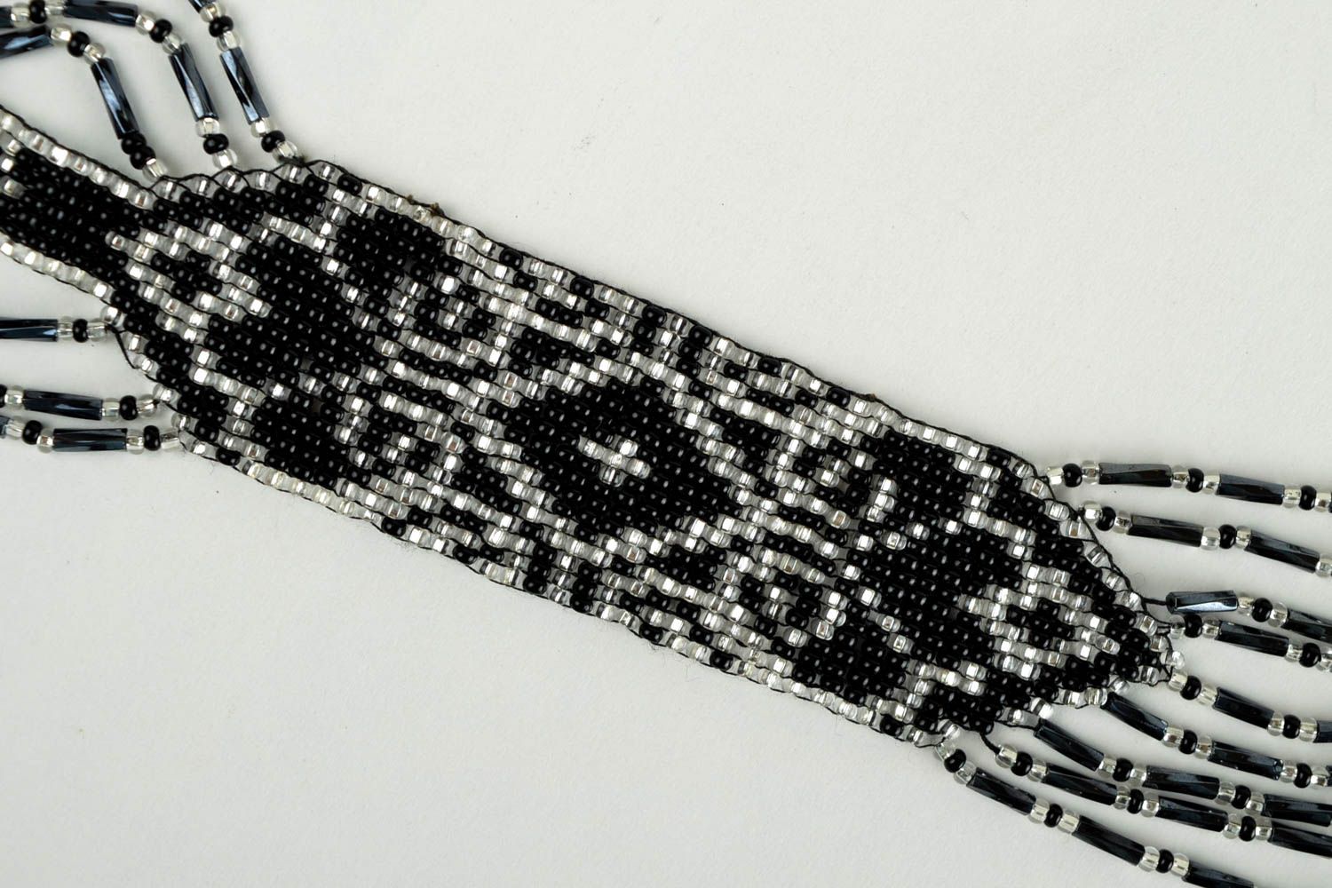 Колье из бисера украшение ручной работы гердан из бисера черный с белым фото 3