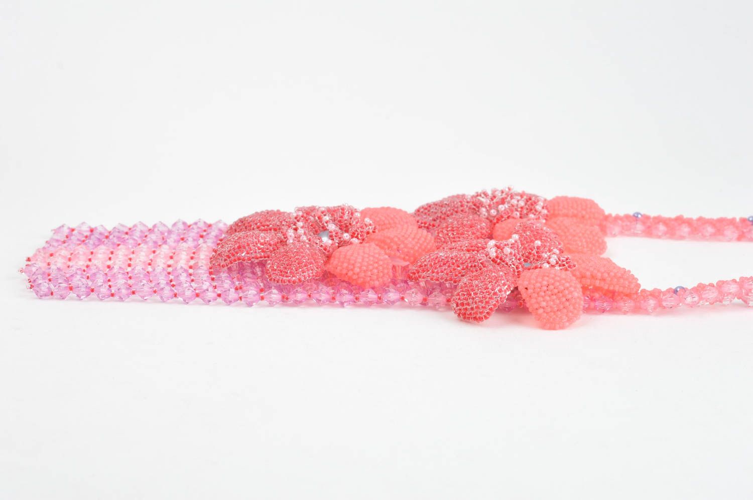Collana di perline fatta a mano originale di moda bigiotteria con fiori rosa foto 2