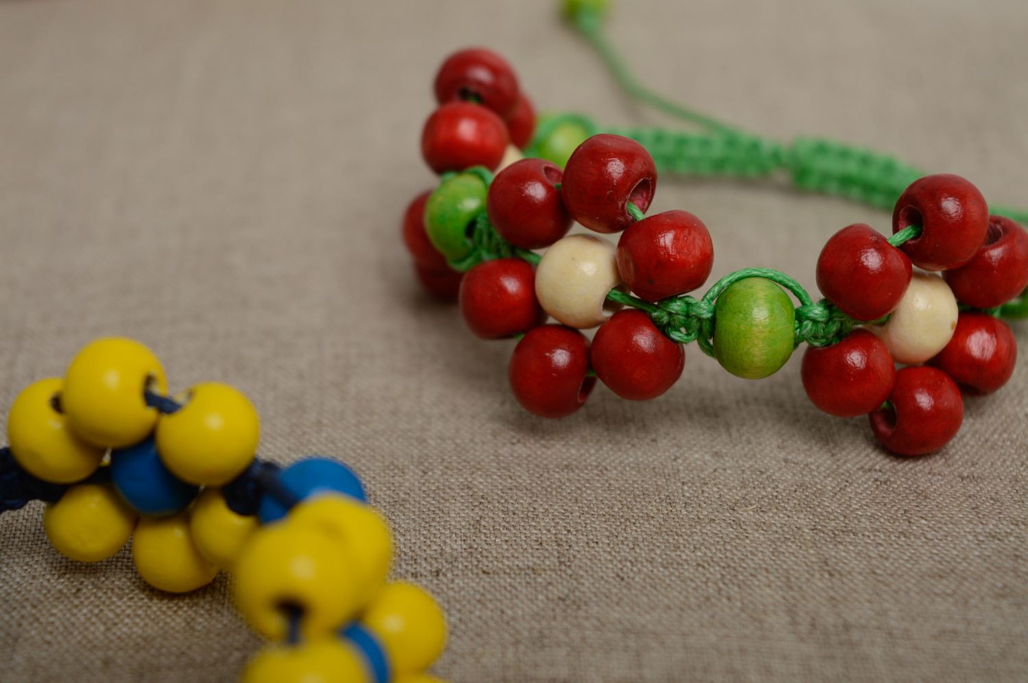 Bracelet en macramé lacet vert ciré et perles rouges en bois fait main photo 5
