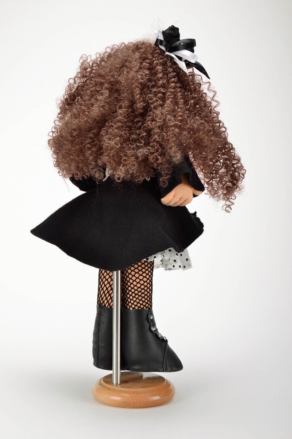 Muñeca de peluche vestida de negro con soporte foto 3