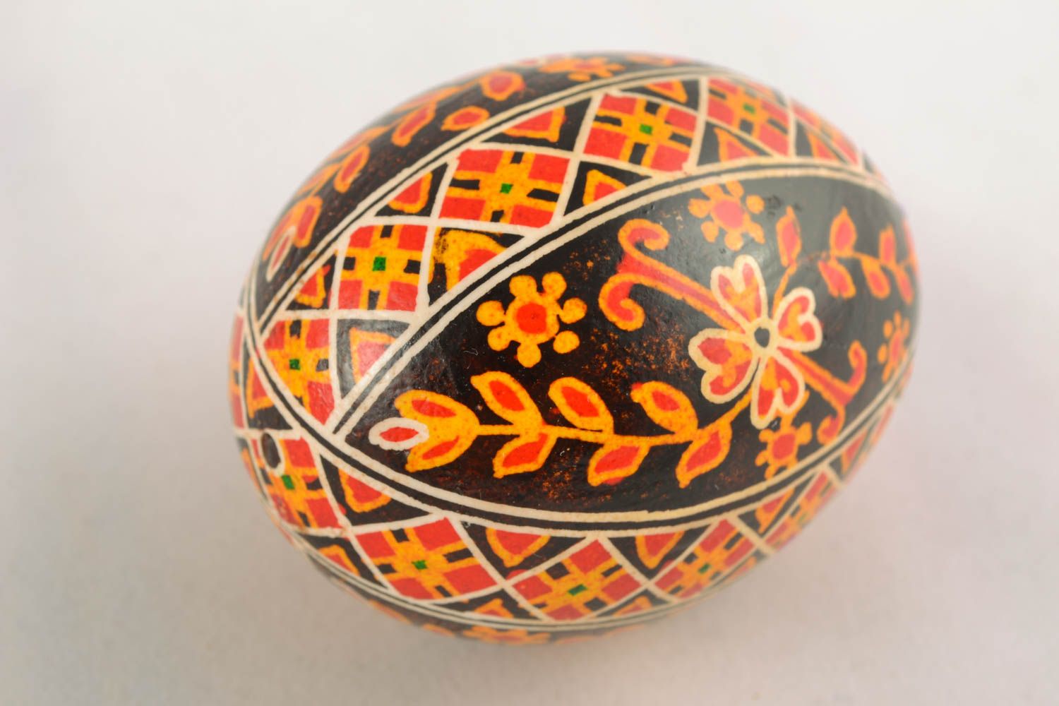 Oeuf de Pâques peint fait main noir à motif rouge décoration originale photo 2