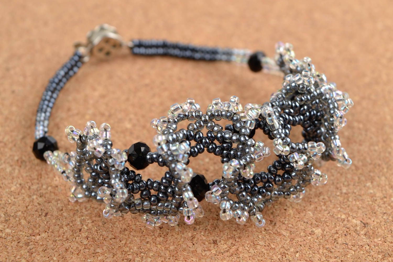 Bracelet perles rocaille Bijou fait main Accessoire femme original gris noir photo 1