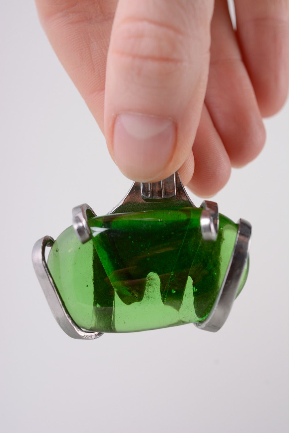 Металлический кулон из мельхиоровой вилки с зеленым искусственным камнем фото 3