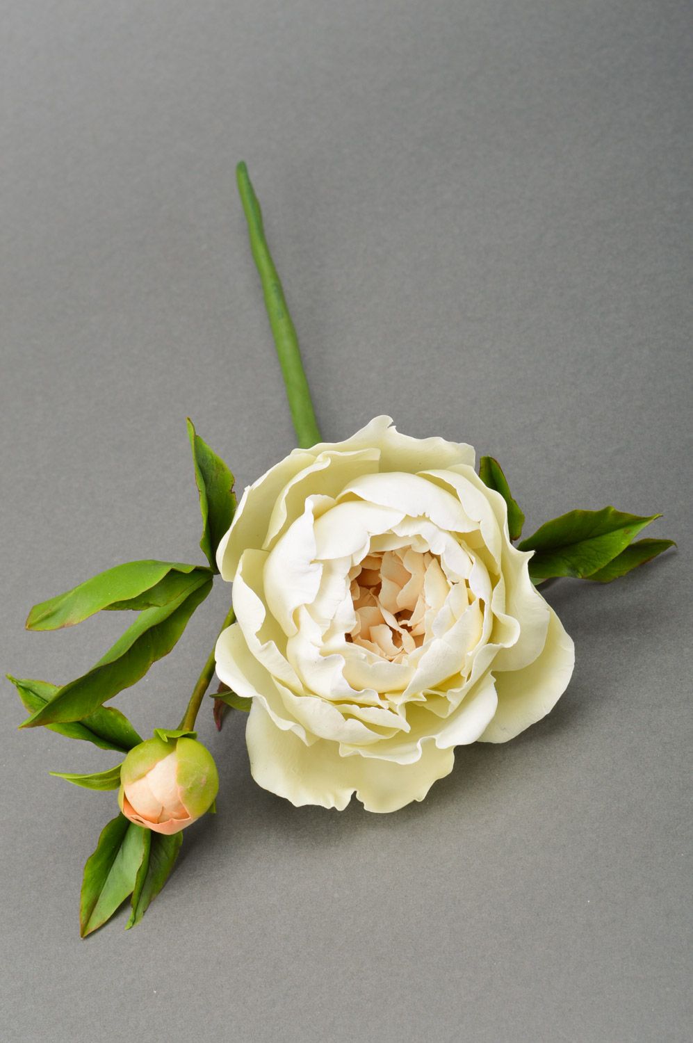 Цветок пиона из полимерной глины ручной работы белый крупный декоративный фото 2