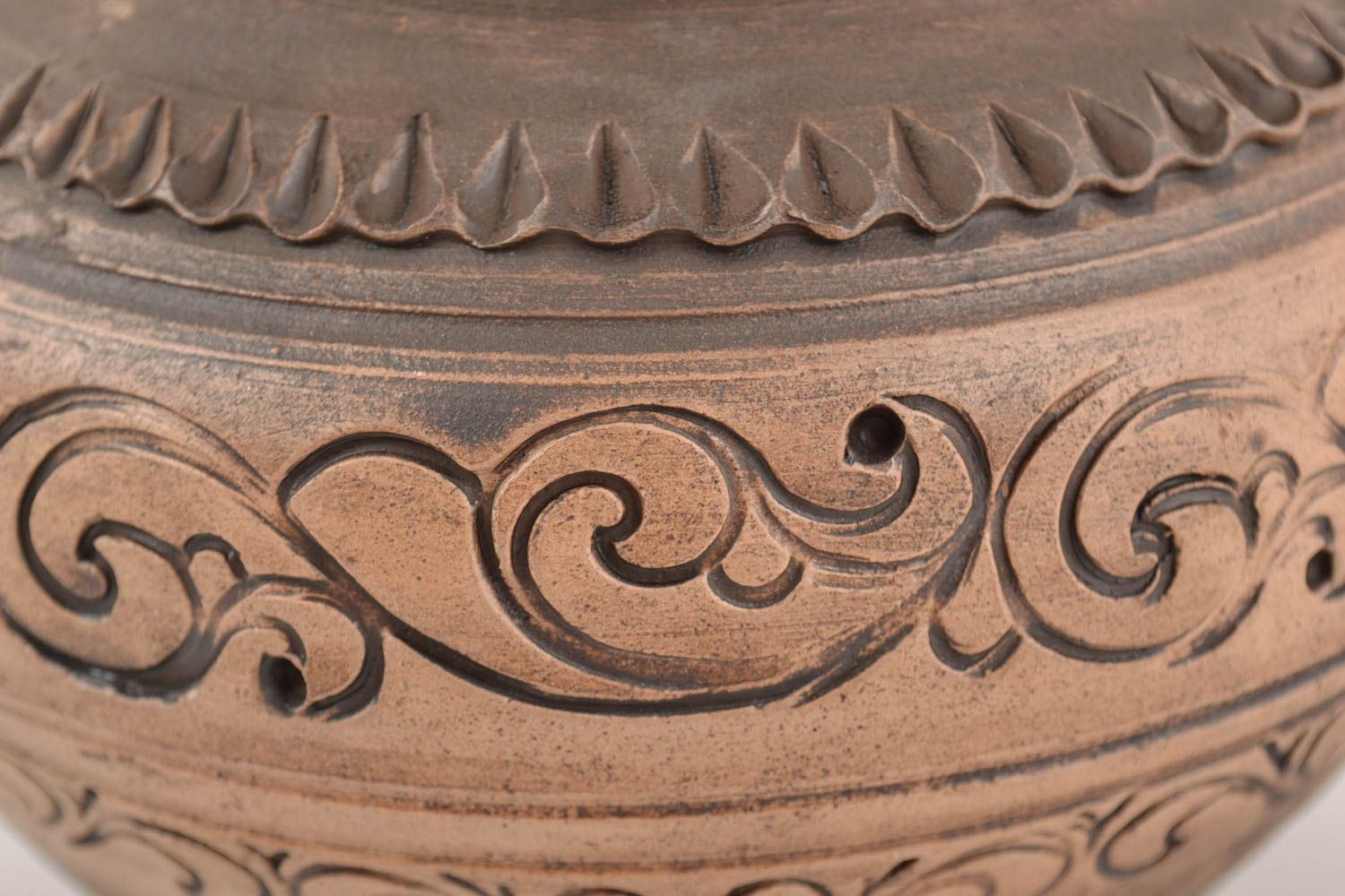 Pot en argile fait main marron avec ornements pour cuire des plats au four photo 3