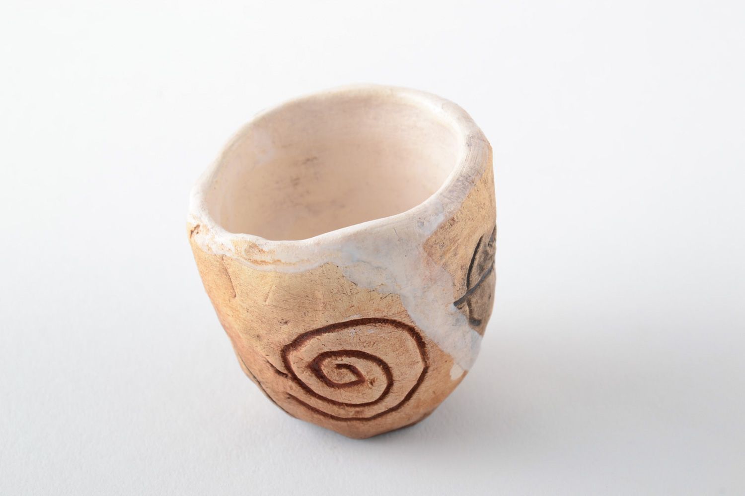 Handgemachtes Keramik Schnapsglas mit Bemalung aus Ton in Milchbrennen Technik  foto 3