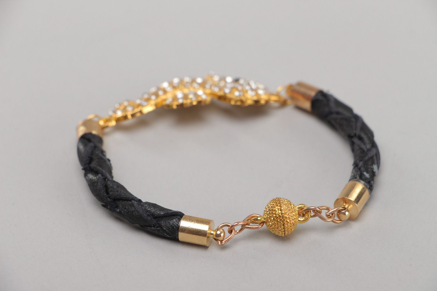 Schwarzes dünnes handgemachtes Armband aus Naturleder mit Anhänger Bärenrobbe für Frauen foto 4