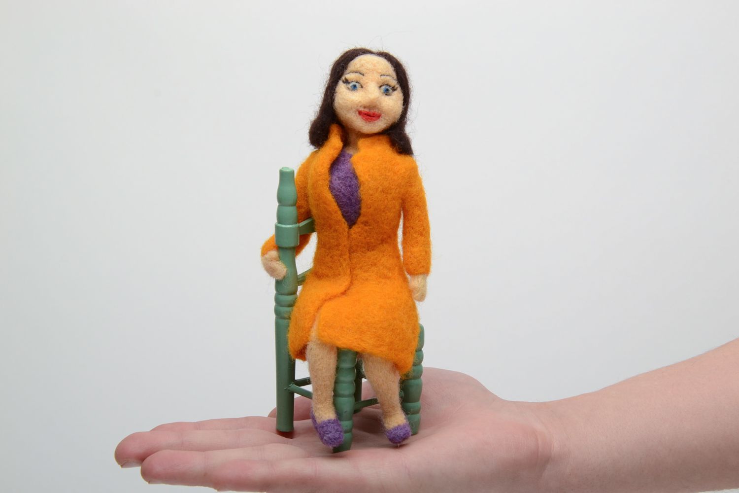 Мягкая игрушка ручной работы из валяной шерсти Девушка фото 5