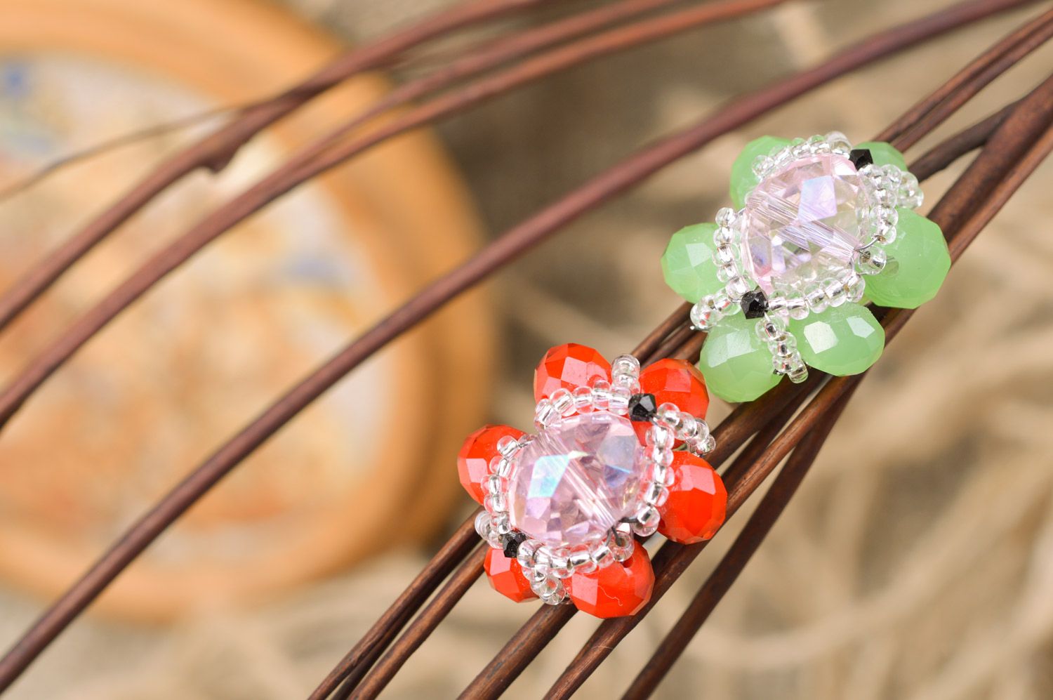 Deux bagues fleurs en perles de rocaille perles fantaisie vert rouge faites main photo 1