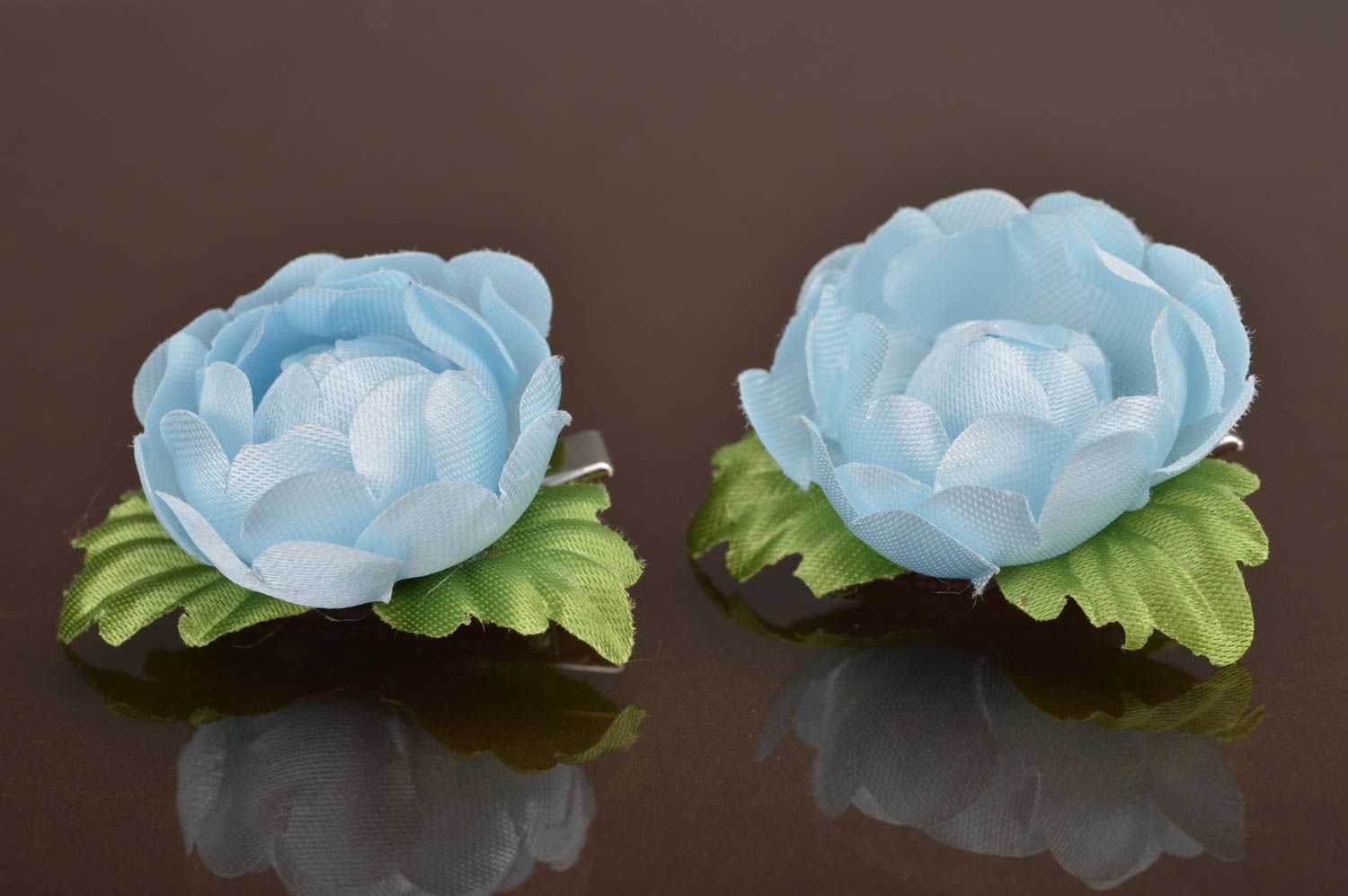 Barrettes à cheveux 2 pièces faites main avec fleurs artificielles bleues photo 2