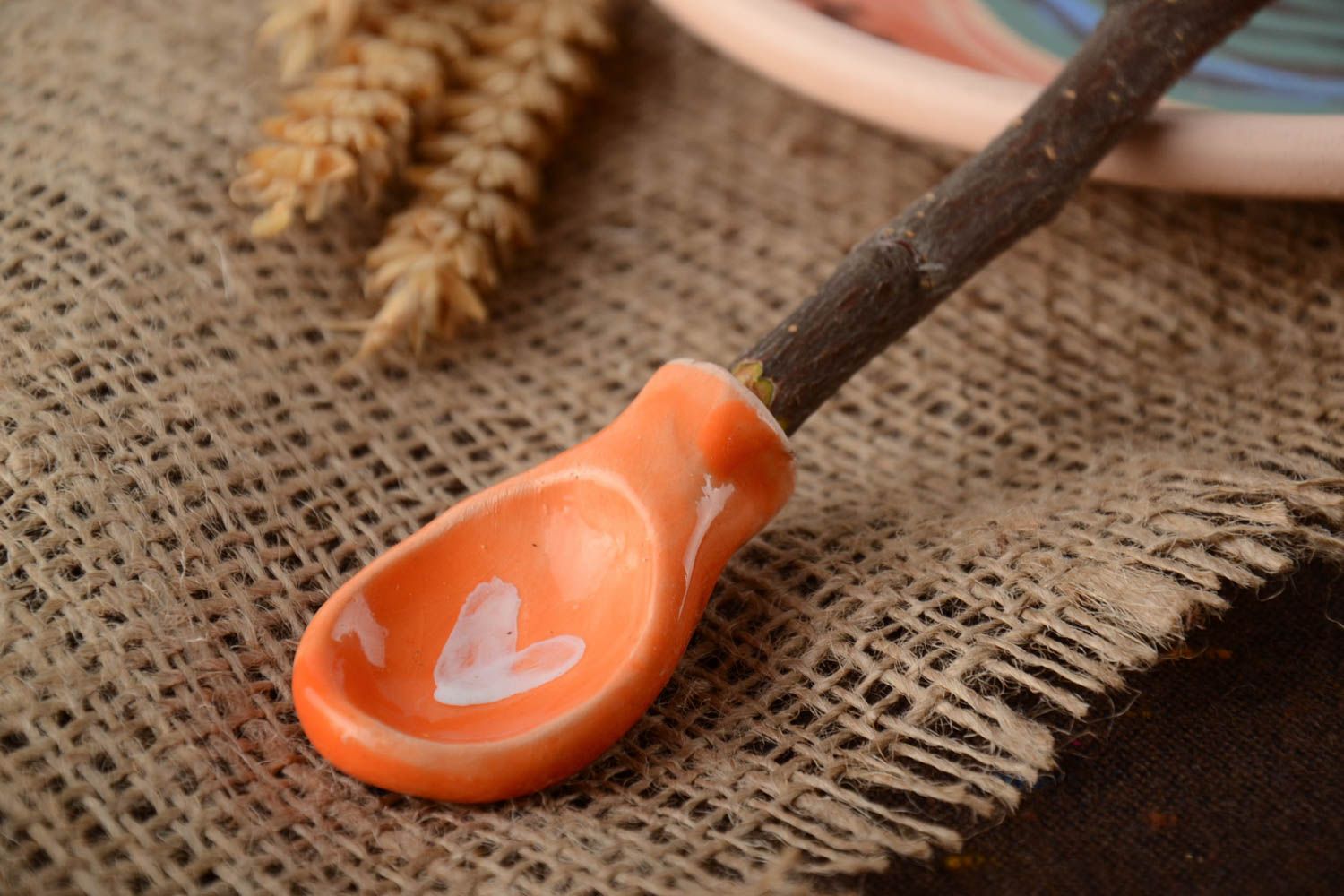 Оранжевая ложка для специй из глины и деревянной веточки абрикоса ручной работы фото 1