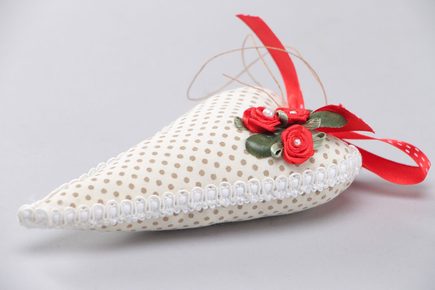 Petite décoration en tissu à suspendre faite main coeur blanc à pois avec fleurs photo 2