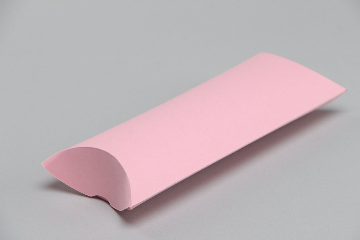 Коробка декоративная в форме подушки из картона розовая ручной работы красивая фото 3