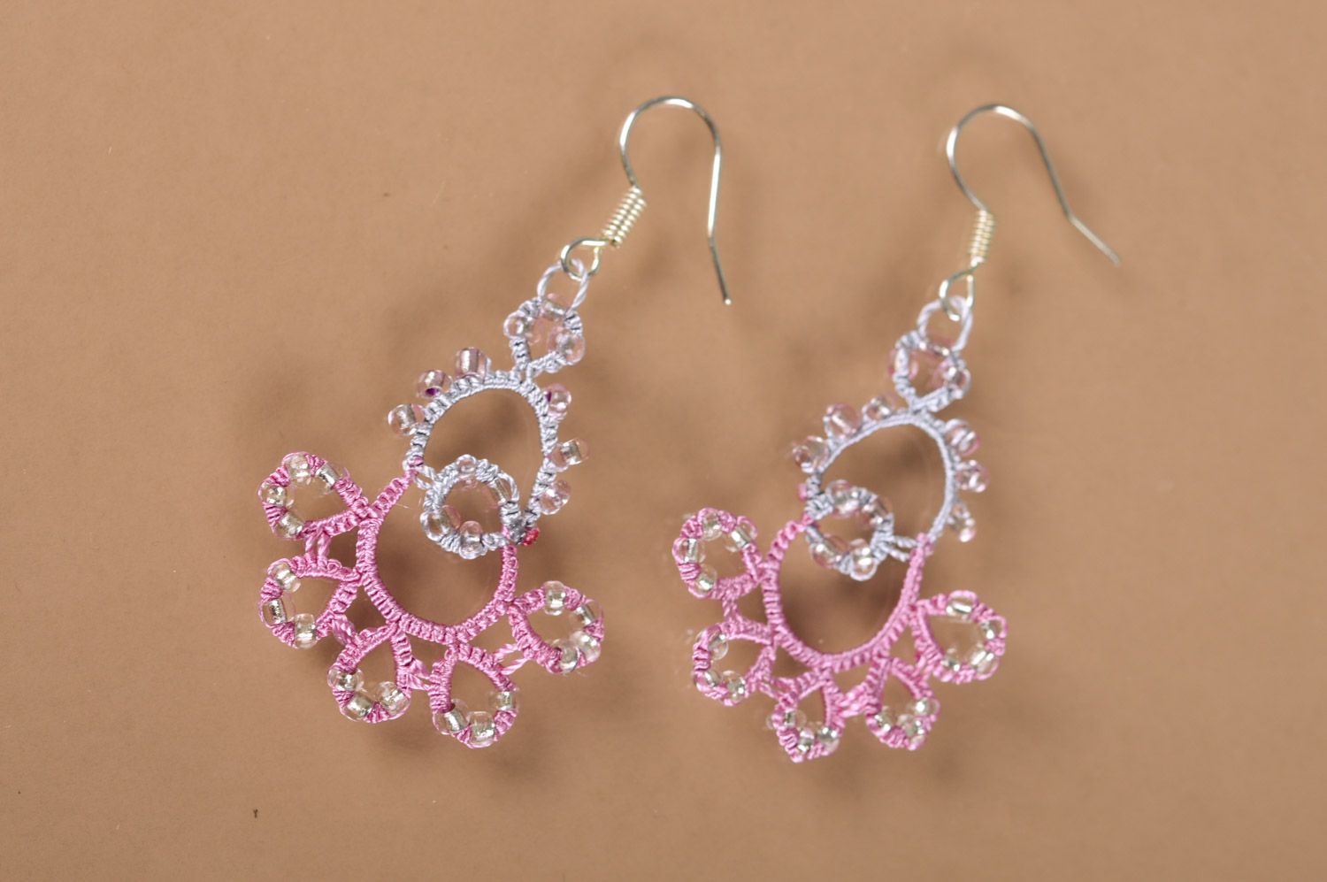 Schöne geflochtene rosa Ohrringe in Occhi Technik für Frauen Handarbeit foto 2