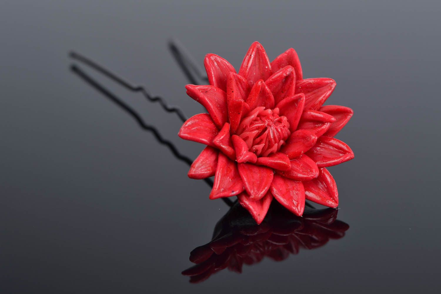 Épingle à cheveux avec fleur rouge faite main en pâte polymère de design photo 1