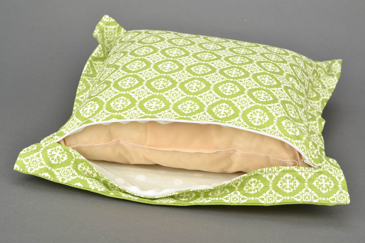 Диванная подушка ручной работы из ткани оливковая в горошек фото 4