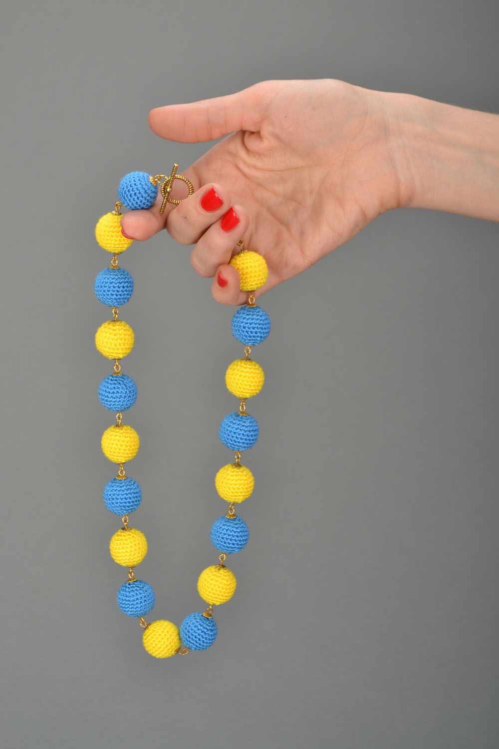 Collier tricoté jaune et bleu fait main photo 2