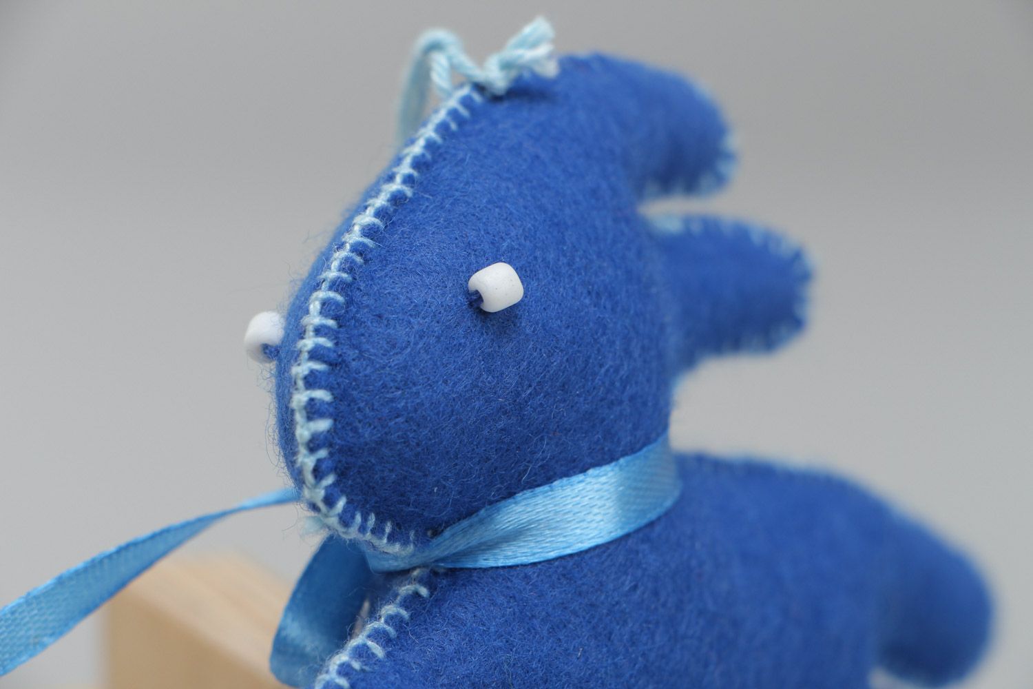 Синяя игрушка для интерьера из фетра мягкая в виде зайчика ручной работы фото 3