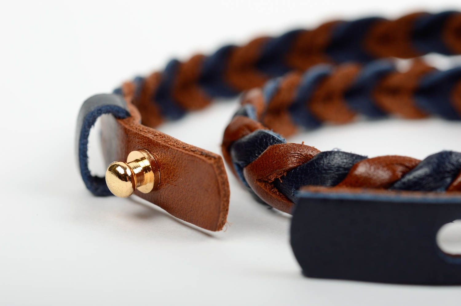 Bracelet en cuir naturel fait main  couleur brune et bleue tressé avec métal photo 3