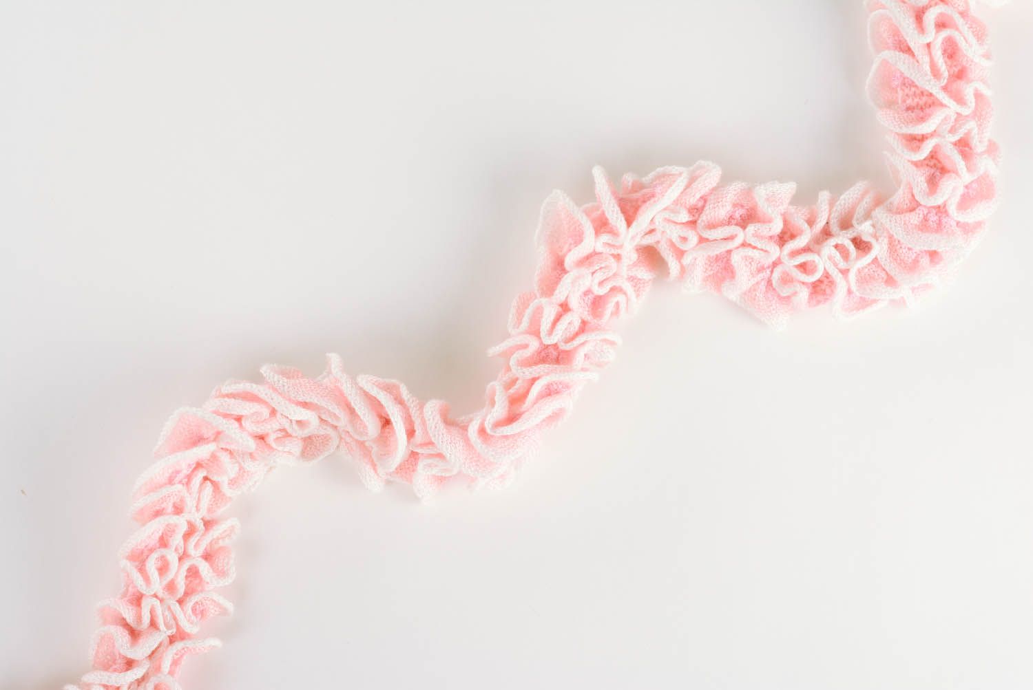 Écharpe faite main rose tricotée avec des aiguilles photo 3