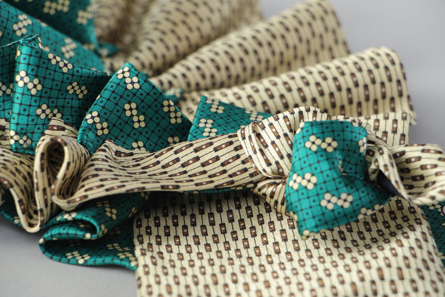 Dekoratives elegantes grünes handgemachtes Krawatten Collier aus Stoff für Frauen foto 4