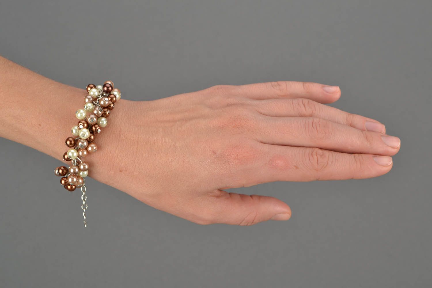 Bracelet made of artificial pearls with charm photo 2