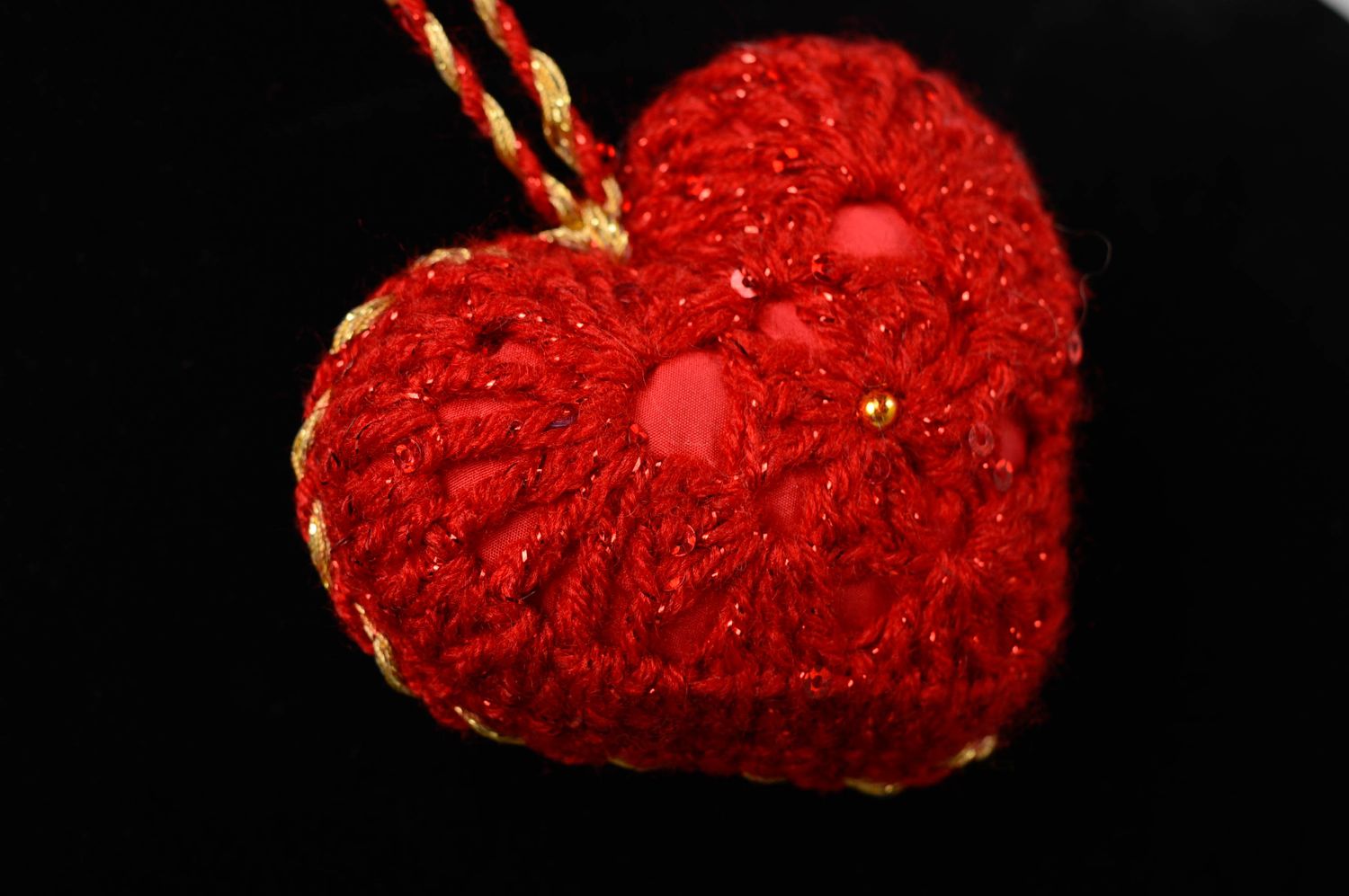 Интерьерная подвеска из ниток вязаная крючком Красное сердце фото 5