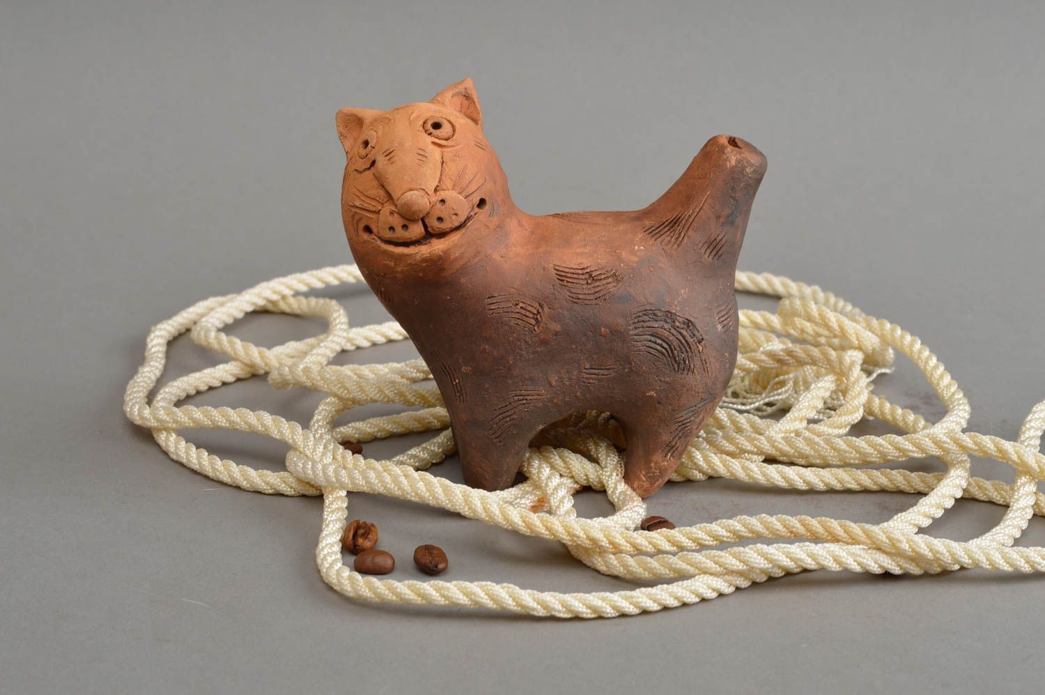 Sifflet en argile fait main original brun jouet décoratif en forme de chat photo 1