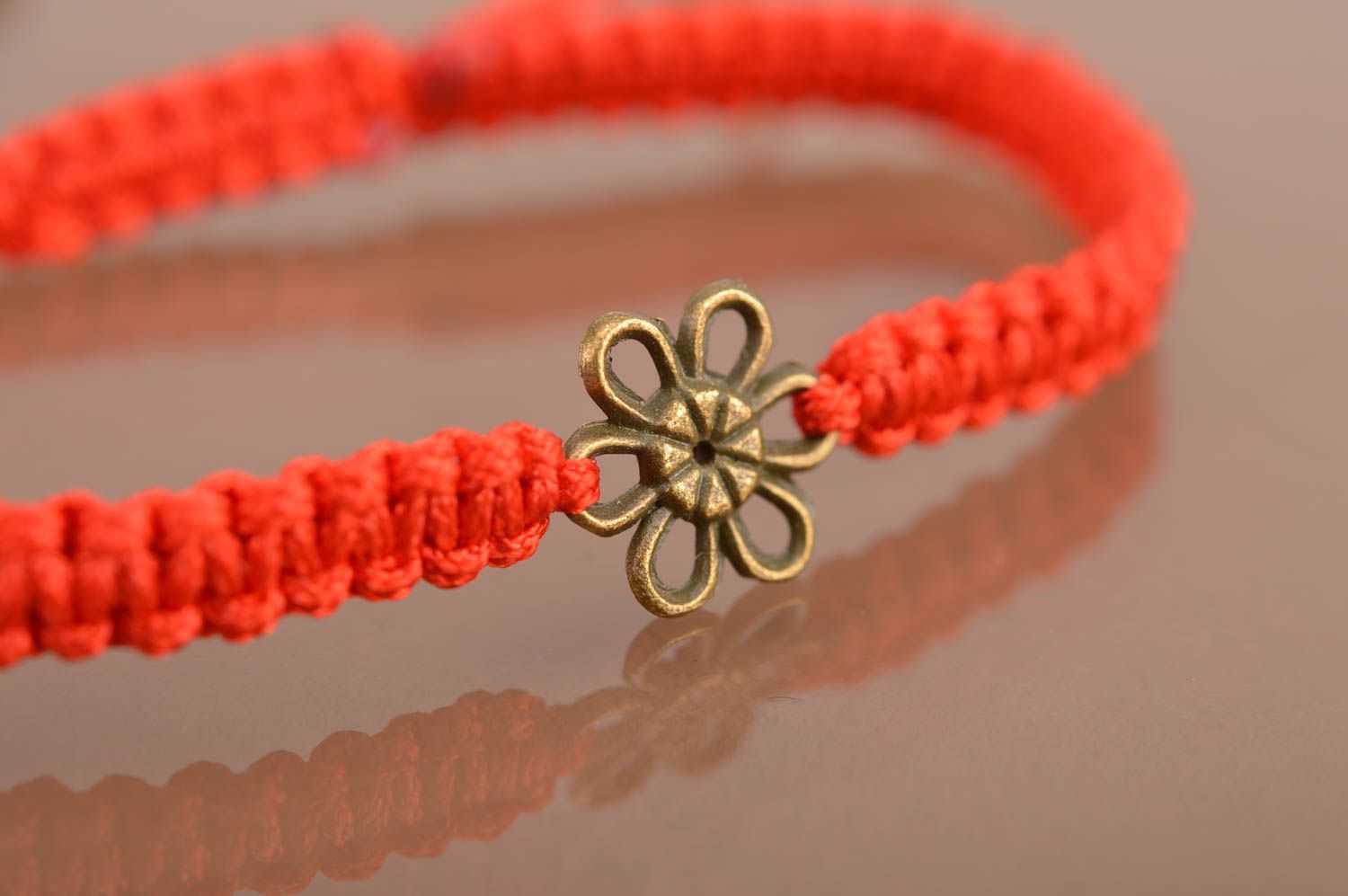 Bracelet en fils de soie fait main avec fleur métallique bijou d'été rouge photo 4