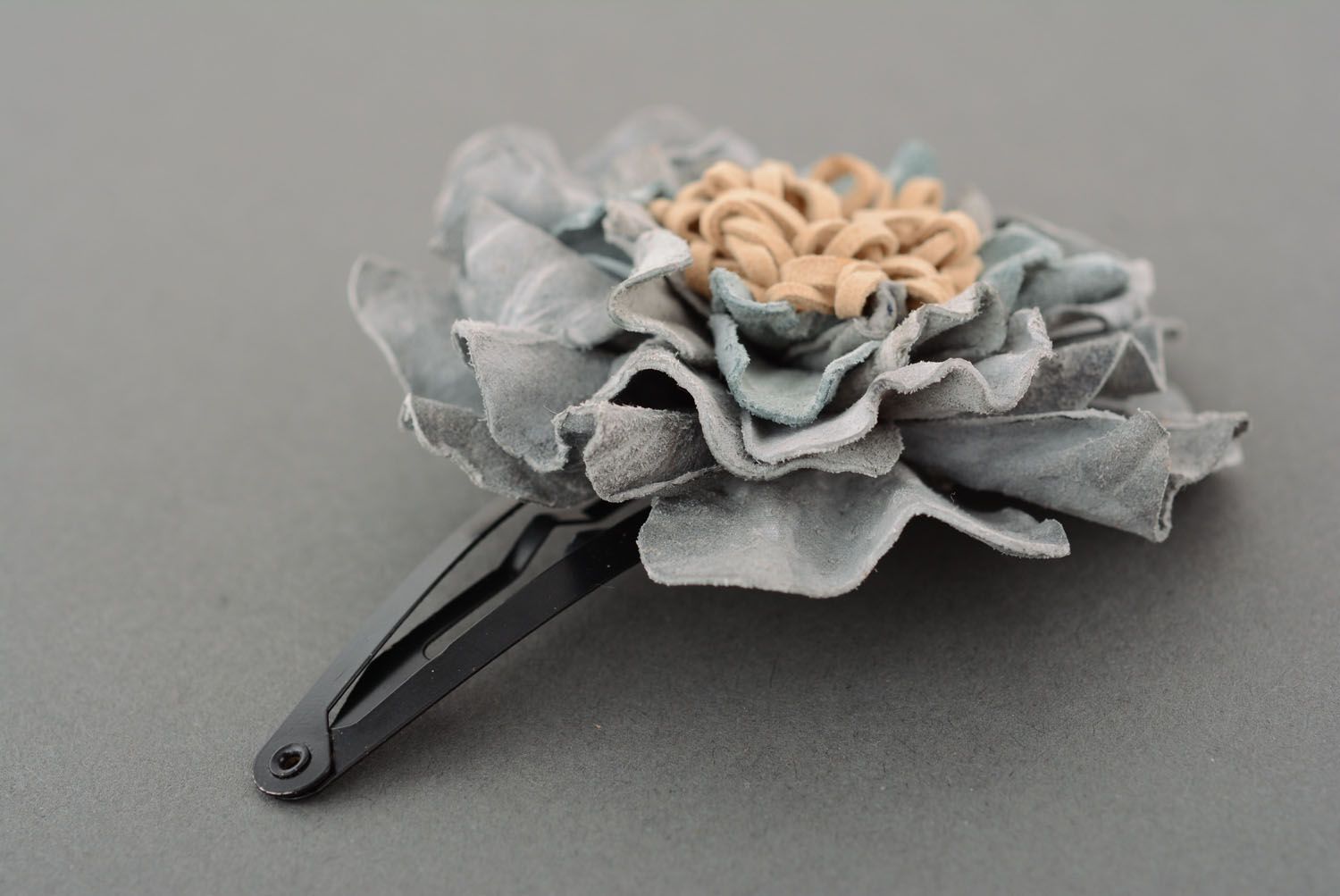 Gancho para cabelo artesanal de couro genuíno em forma da flor foto 2