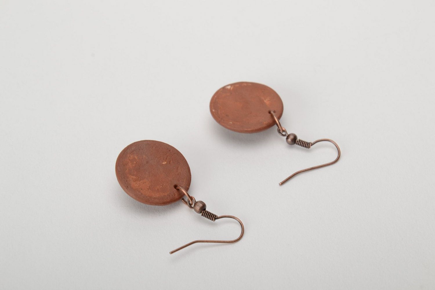 Boucles d'oreilles artisanales pendantes faites main marron peintes d'émaux photo 4