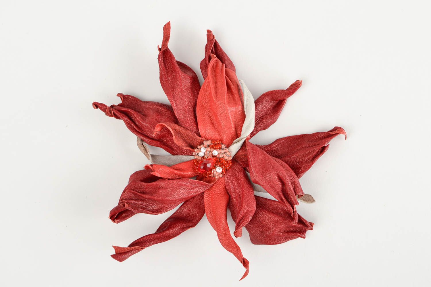 Broche fleur Bijou fantaisie fait main en cuir naturel rouge Accessoire femme photo 3
