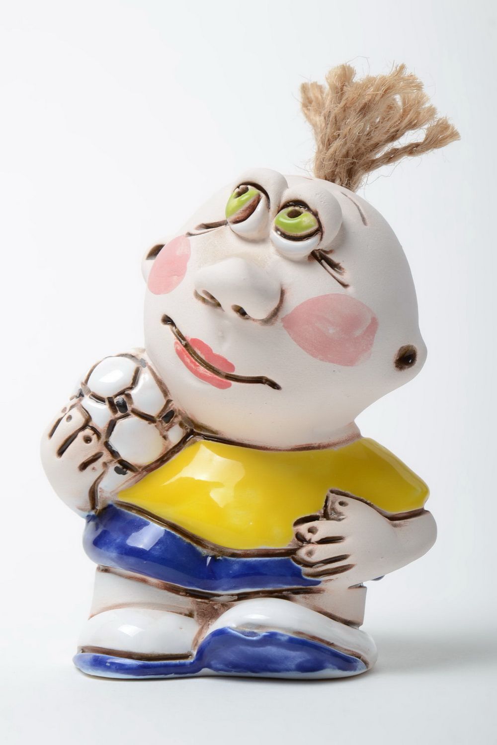 Figurine garçon avec balle en demi-porcelaine peinte de pigments faite main photo 5