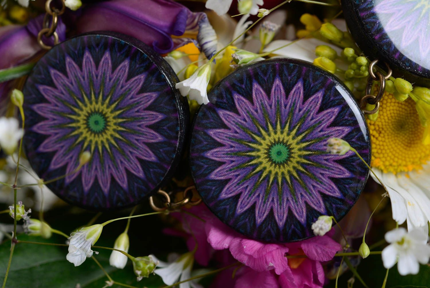 Pulsera artesanal de arcilla polimérica violeta decoupage foto 3
