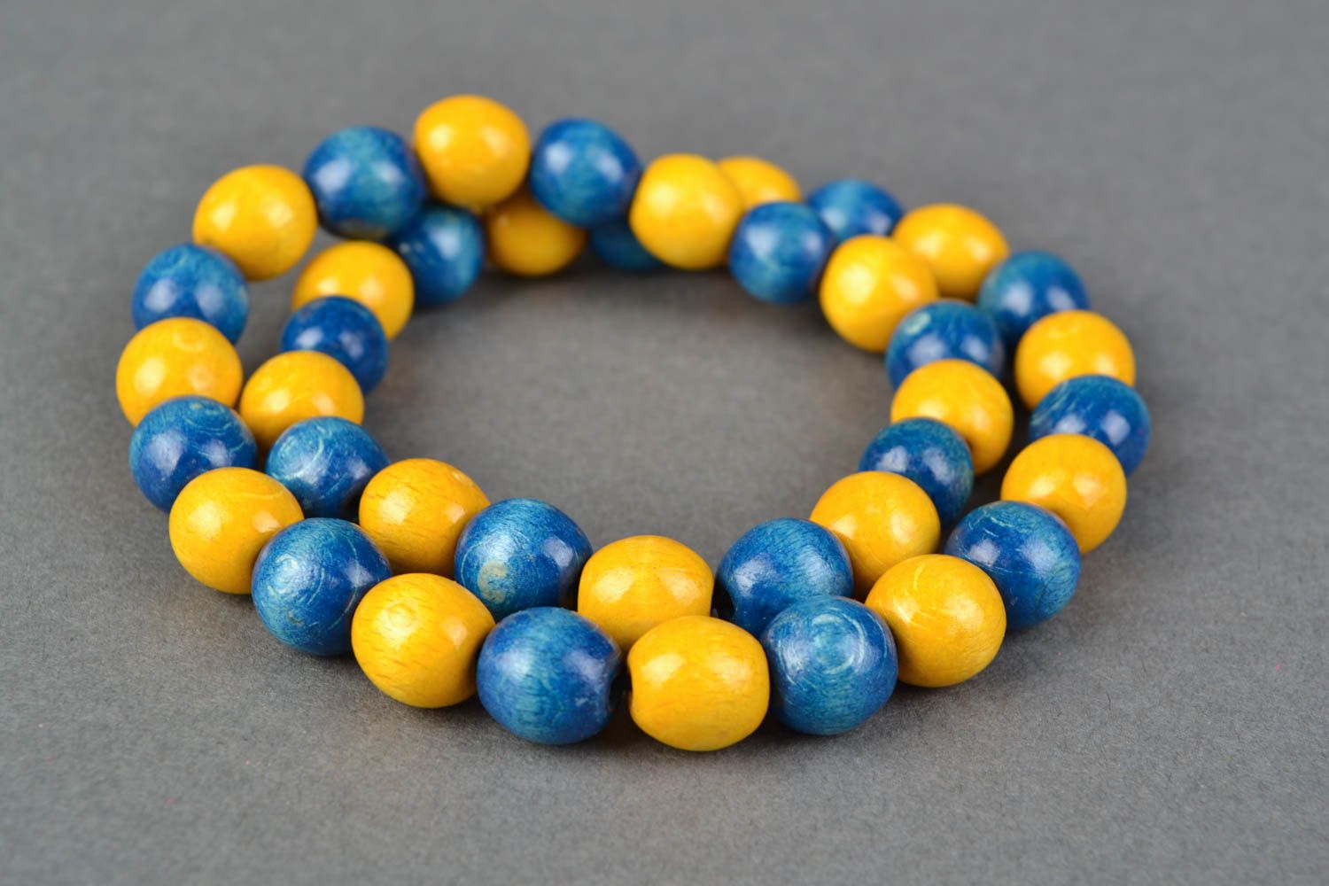 Unusual bright beautiful wooden bead necklace photo 3