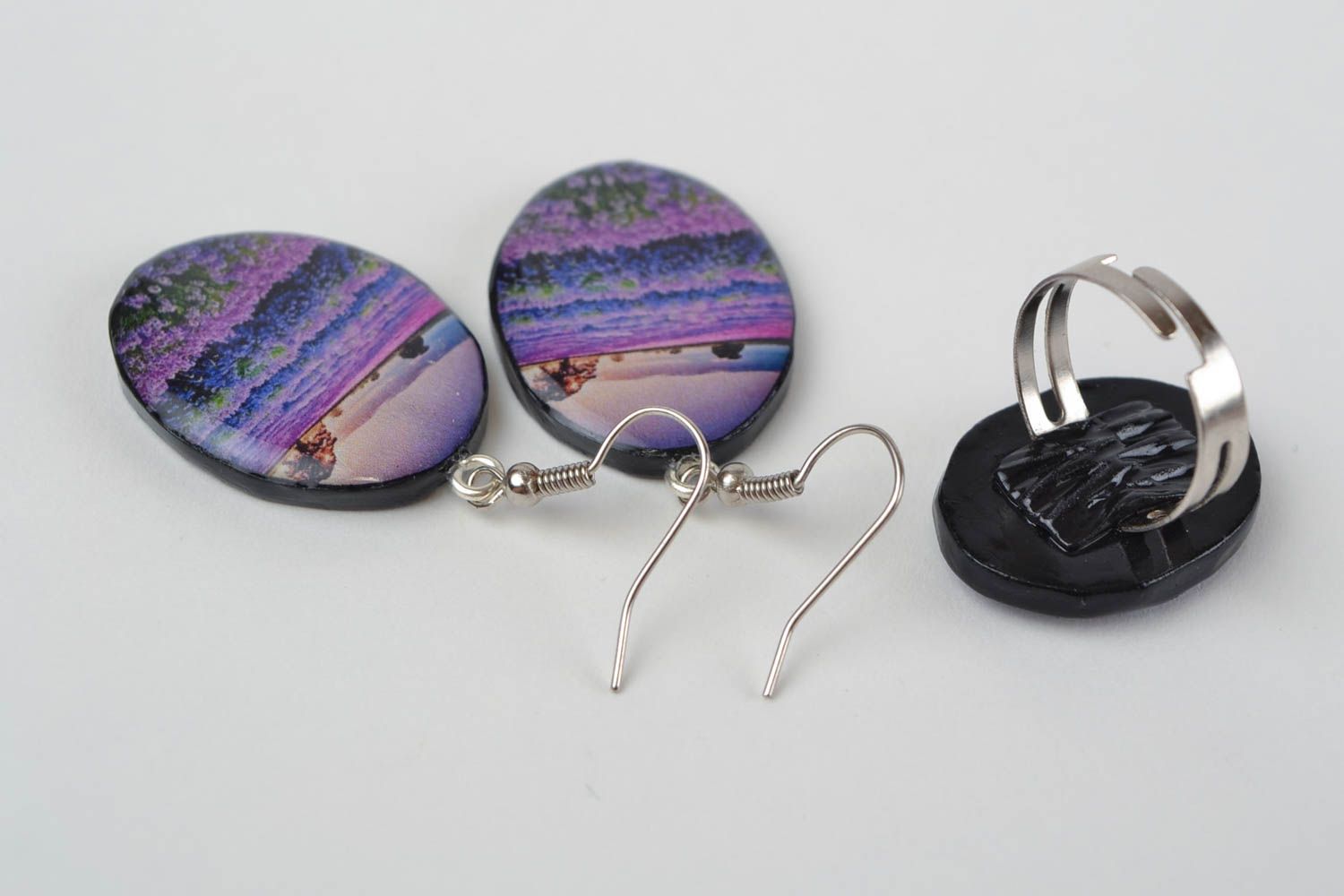 Feines handmade Schmucksachen Set 2 Accessoires Ohrringe und Ring aus Plastik foto 4