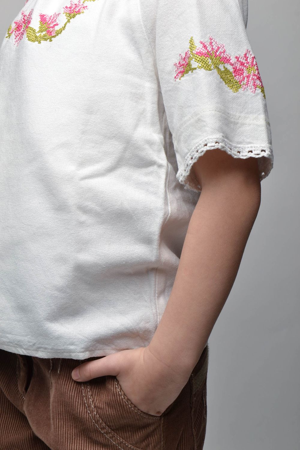 Kinder weiße Bluse mit Stickerei  foto 2