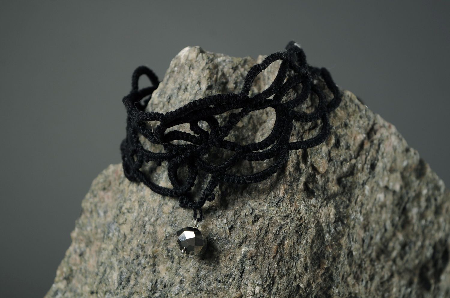 Bracelet noir tricoté main photo 4